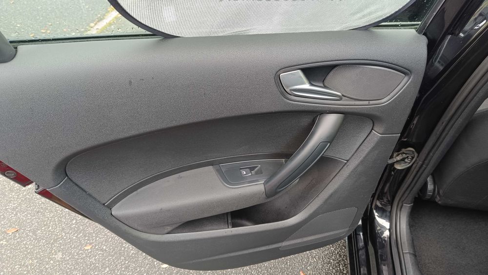 A1 sportback, carro em bom estado de conservação, conduzido por não fumador, conduzido maioritariamente em auto-estrada.