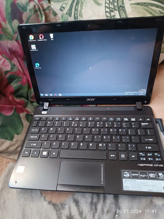 mały laptop Acer
