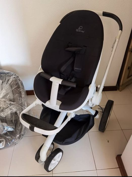 Set carrinho + assento marca Quinny (dá até aos 5 anos).
Ovinho marca