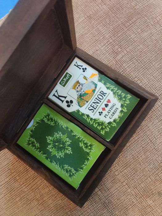 Zestaw dwóch talii kart w eleganckim pudełku
