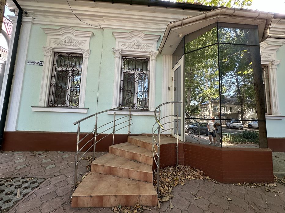 Продаю квартиру на земле в центре фасадный вход