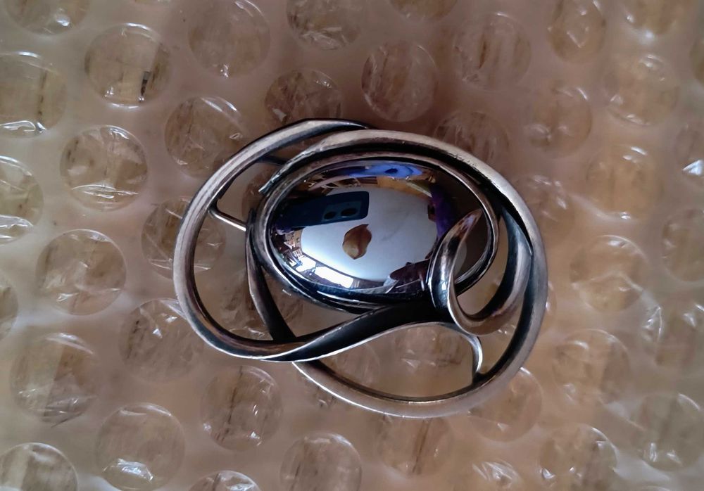 Stara duża broszka z hematytem PRL