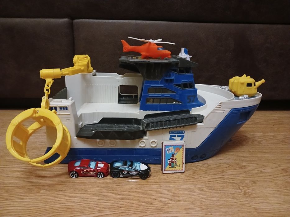 Великий корабель від Mattel + 2 машинки hot wheels