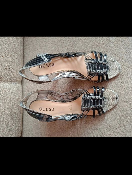 Guess- świetne sandałki 42