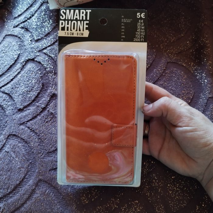 Uniwersalne etui na telefon książkowe