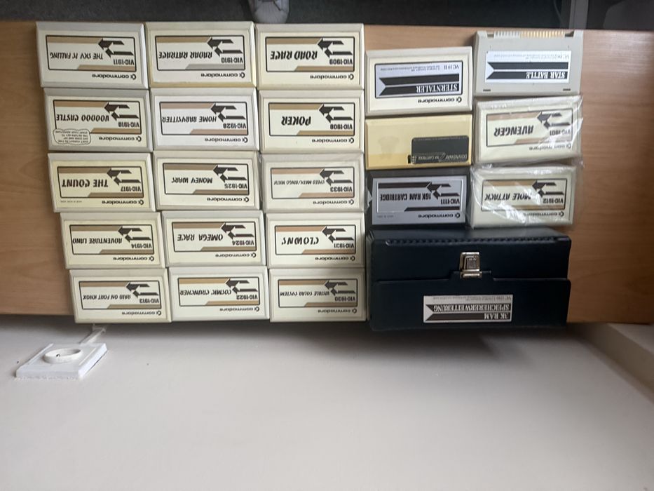 Commodore VIC-20 kolekcja kartridży gry RAM + walizka retro