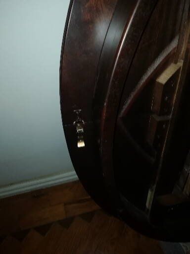 Mesa de  jantar, madeira mogno maciço,ótimo estado,muito bonita