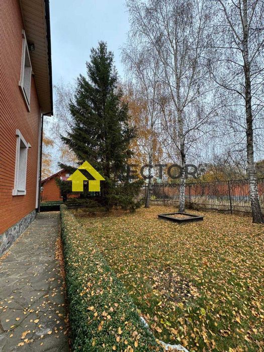 Двоповерховий будинок у місті з гаражем та підвалом!