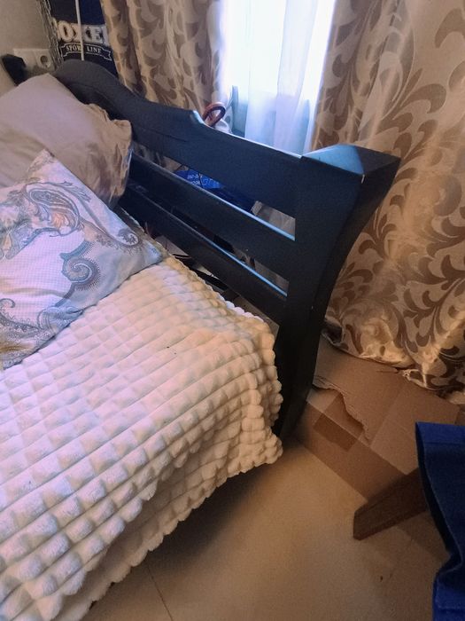 Двуспальная кровать.