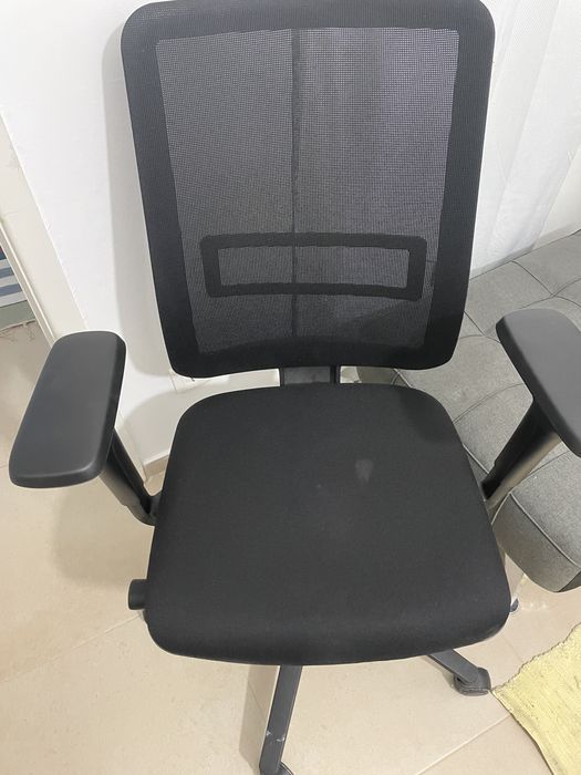 Cadeira de Escritorio com Pequeno defeito