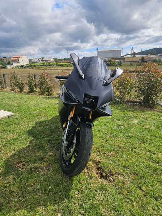 Yamaha R9 2025 — 9.300km — Akrapovic Linha Completa — Como Nova