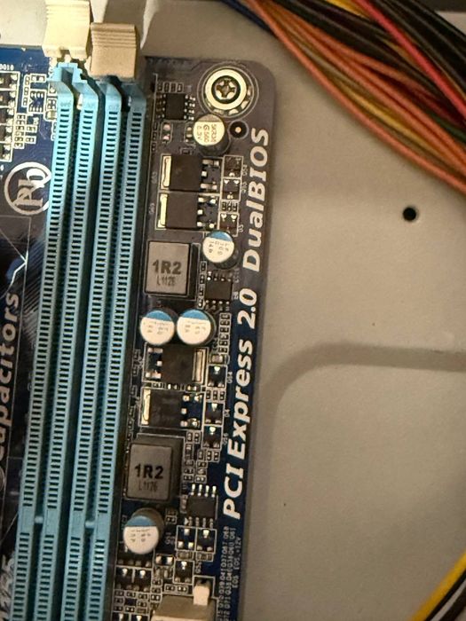 Корпус ПК с БП 400W, матплатой Gigabyte (1155), DVD-RW и Zip Drive