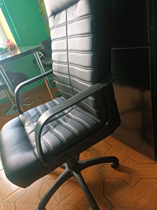 стул классный офисный