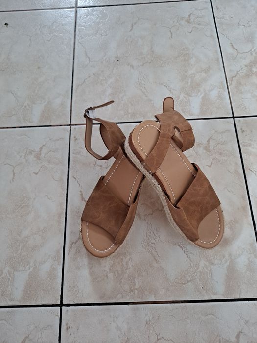 Nowe sandały na koturnie 38