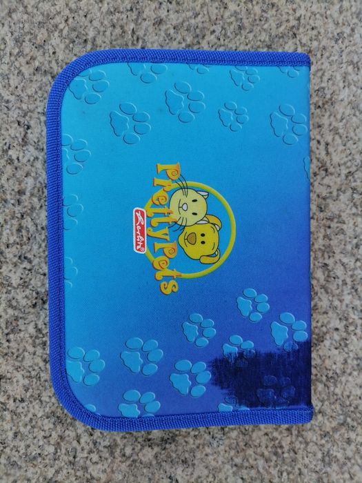 Estojo com marcadores e lápis de cera