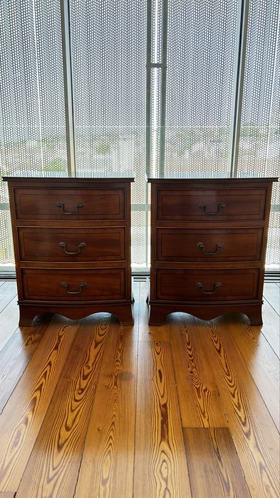 Conjunto de duas mesas de cabeceira em madeira