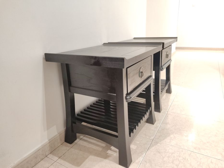 Mesa de cabeceira oriental