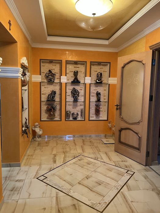 Елітний будинок 302 м2 престижний район Берегово