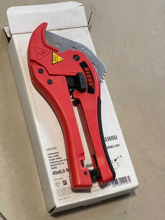 Ножиці для труб REHAU