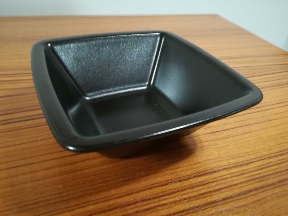 Kwadratowa miska z kamionki. Ciemny brąz