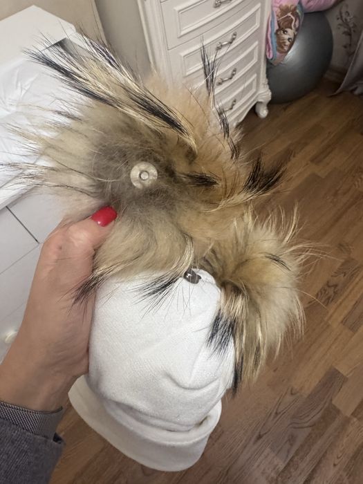 Зимова шапка-шолом з натуральними помпономм