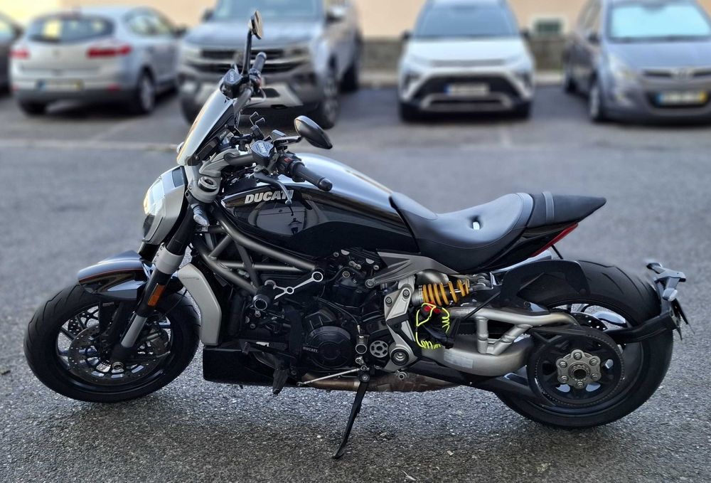 Ducati XDiavel S com suportes e malas Hepco & Becker