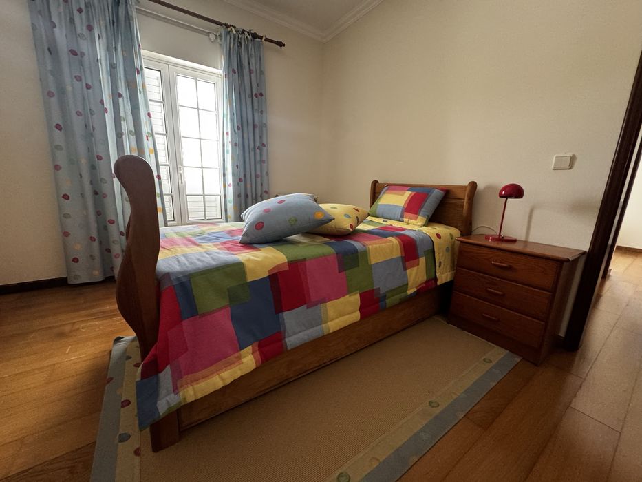 Cama Individual madeira maciça+ 2 colchões+Mesa/Móvel Cabeceira