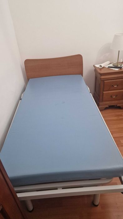 Cama articulada semi eléctrica com grades