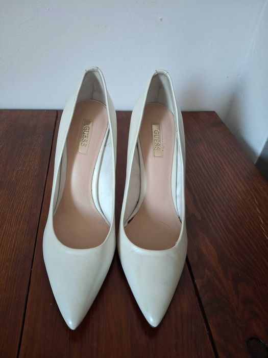 Szpilki perłowe Guess 37