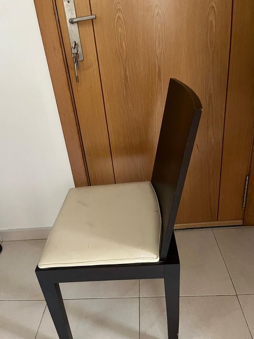 Vendo 4 cadeiras madeira maciça