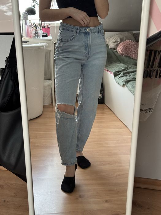 Spodnie jasnoniebieskie mom jeans z dziurą