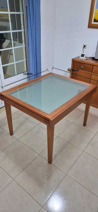 Mesa cozinha ou sala jantar, em madeira e vidro fosco , bom estado