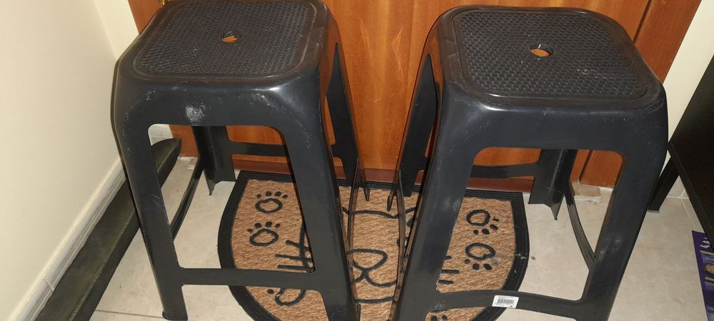 Conjunto de Bancos em plástico como novos