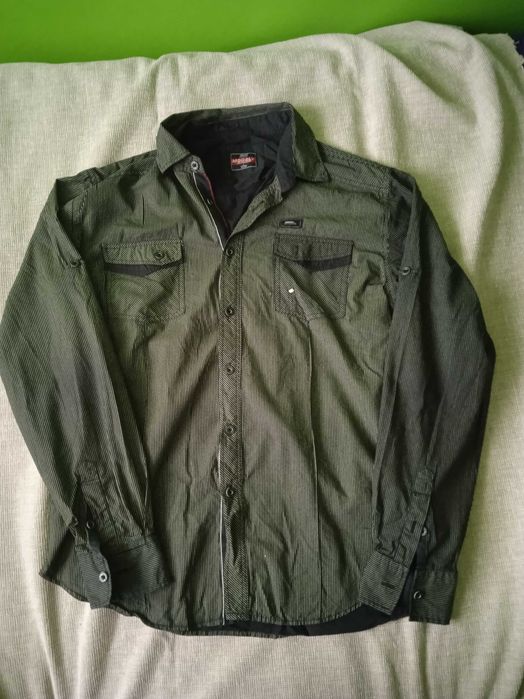 ciemna męska koszula w prążki zielono złota, modely L 41 / 42