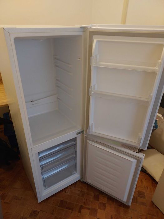Frigorífico Combinado KUNFT KC9134 WH (Estático - 143 cm - 175 L - Branco) seminova, em muito bom estado. Classe E.