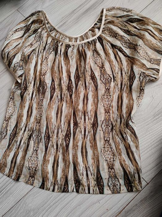 Zwiewna bluzka w odcieniach beżu złota nitka