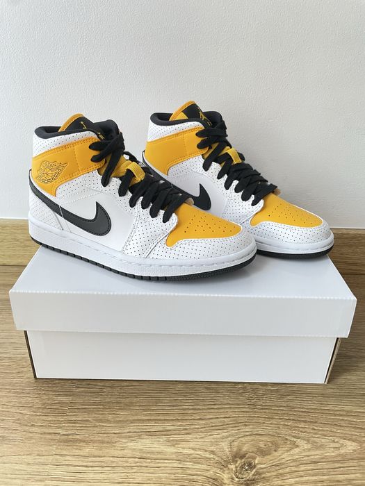 Air Jordan 1 High / Mid, Nike Dunk Low, Air Max 90 NRG, Yeezy 700.