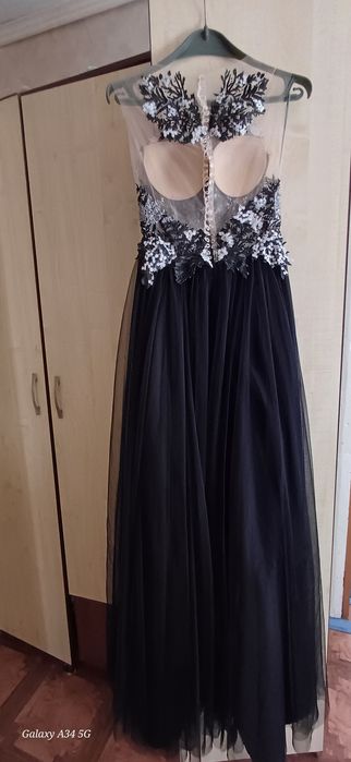 Платье выпускное 46 размер, одета один раз. На рост 170- 175 см.