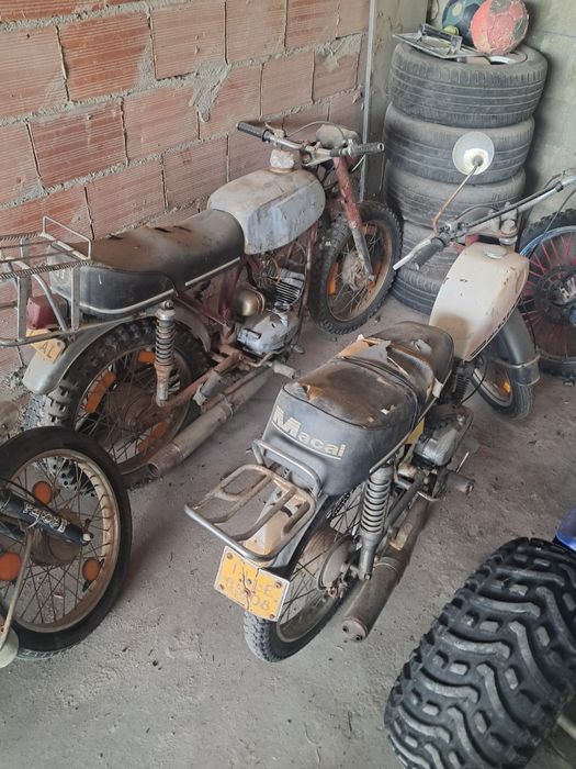 Várias motas para peças