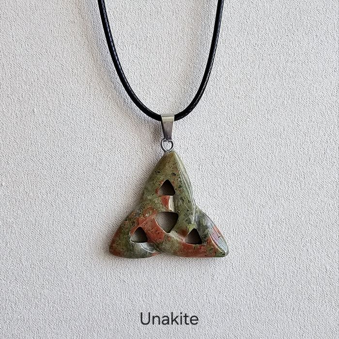 Colares Triquetra de Pedras Naturais