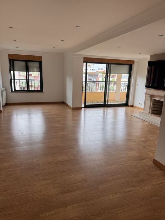 Arrenda-se quarto leiria