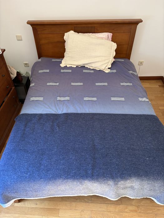Vendo cómoda castanha com espelho tamanho standard e cama de casal