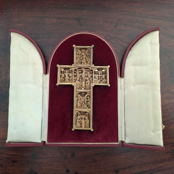 Crucifixo em bronze