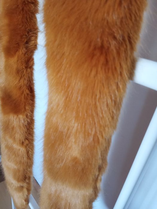 Cachecol pelo, tom amarelo torrado.