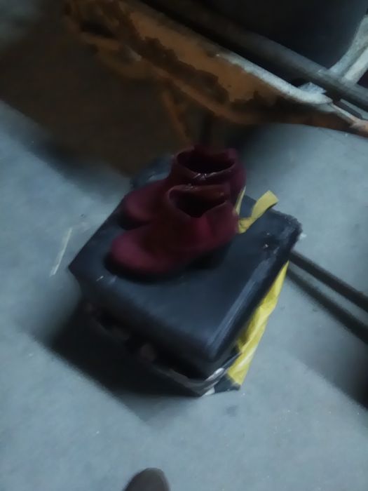 Botas em camurça bordeaux