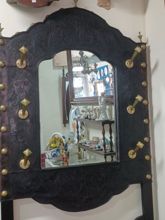 Bengaleiro em madeira e couro