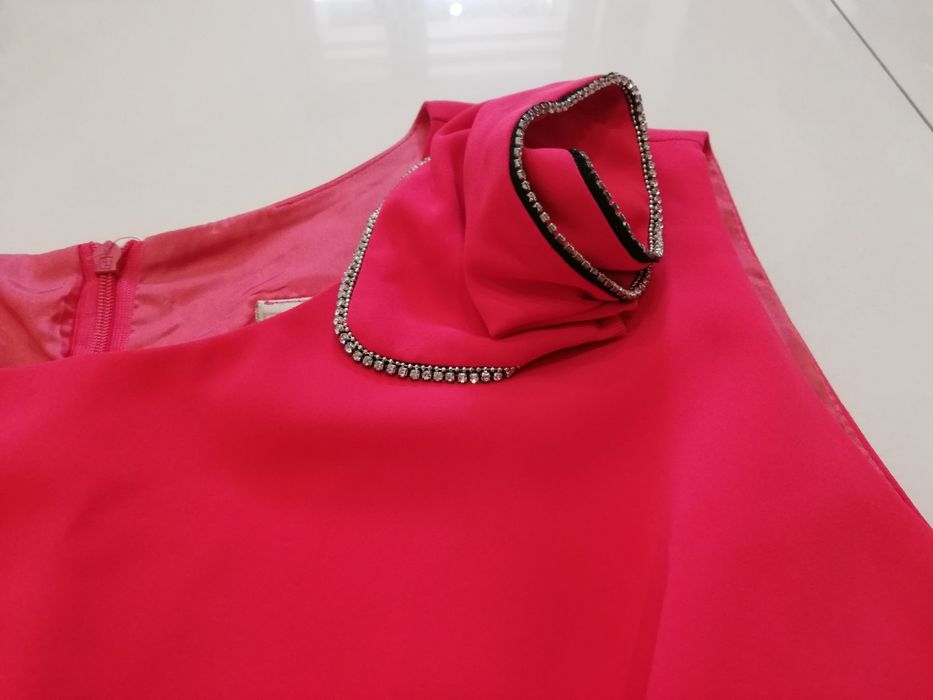 Malinowa sukienka z kwiatem DAGON