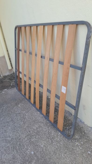 Um Estrado de casal 1.88x1.38mts e um solteiro