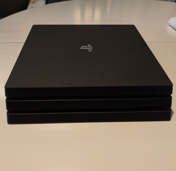 PlayStation 4 Pro 1TB| 2 Pady DualShock 4 | Stacja Ładująca | Stan BDB