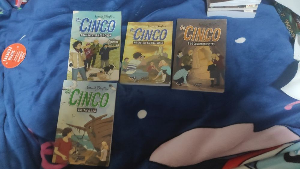 Alguns livros da Coleção os cinco